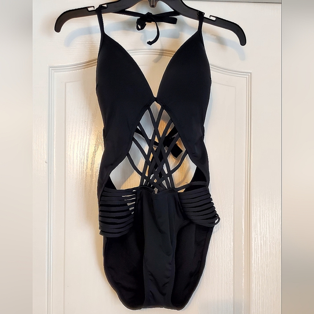 Cutout Onepiece Swimsuit
